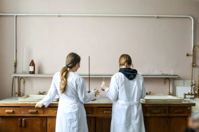 Alumnas en laboratorio