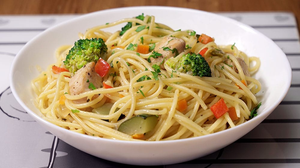 Espaguetis con verduras y pollo