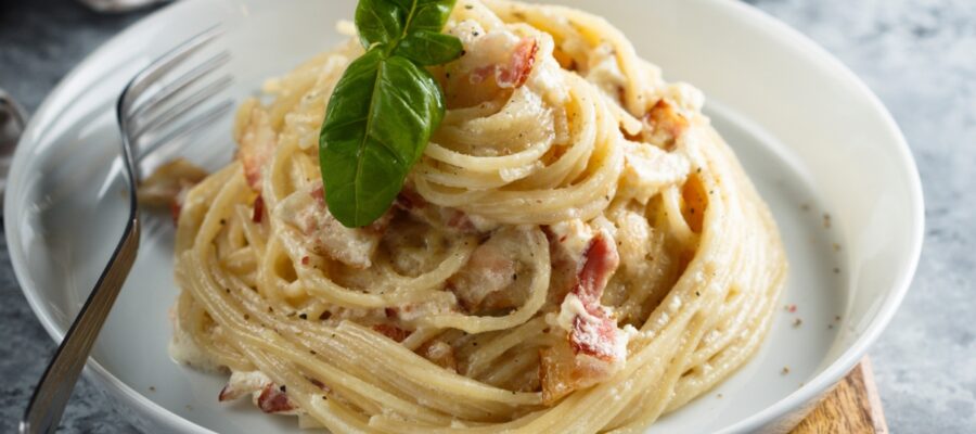 Espaguetis con jamón y queso