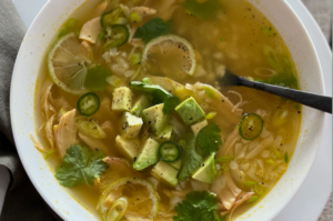 caldo con aguacate