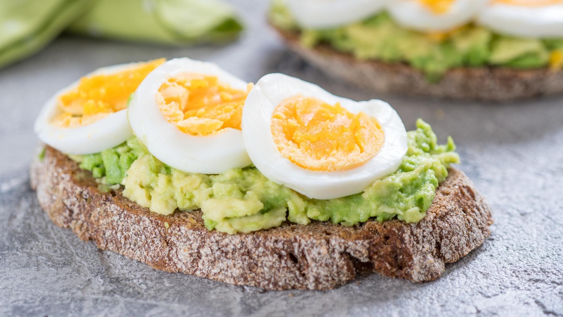 Tostada de huevo y aguacate 