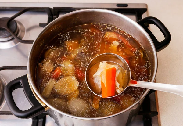 El agua de cocción que estás tirando puede transformar tus salsas y sopas