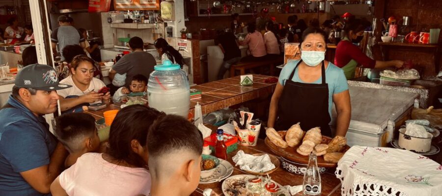 gente en la fonda